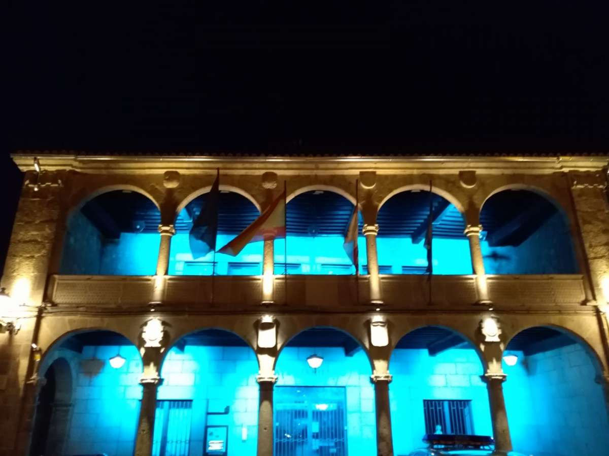 Fachada del ayuntamiento iluminada 201905