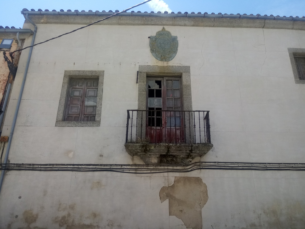 Escudo Real en la fachada de la Real Fu00e1brica de Pau00f1os de Bu00e9jar.