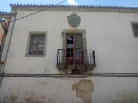Escudo Real en la fachada de la Real Fábrica de Paños de Béjar.