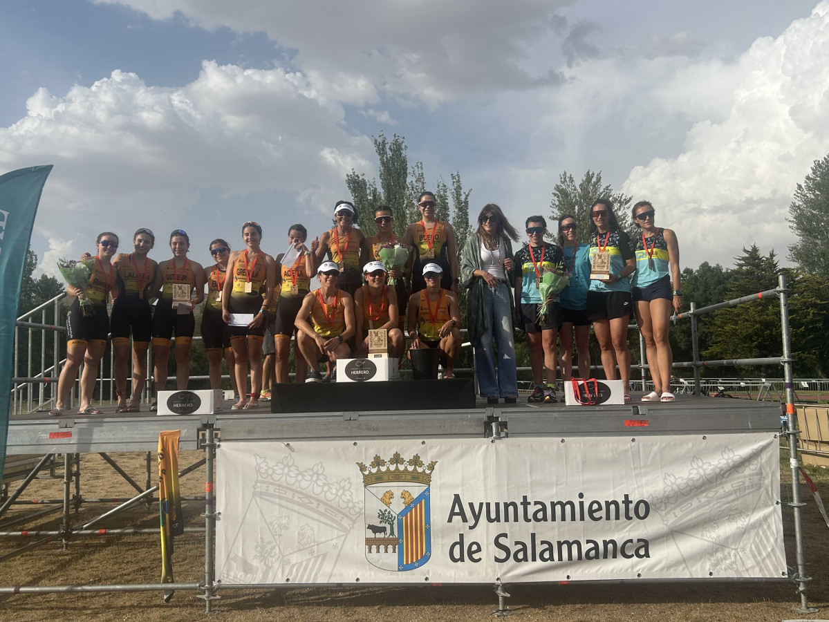 PODIUM FEMENINO CTO CyL TRIATLON EQUIPOS